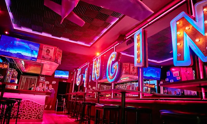 Gin-Gin Gay Bar — local bear-friendly en Barcelona