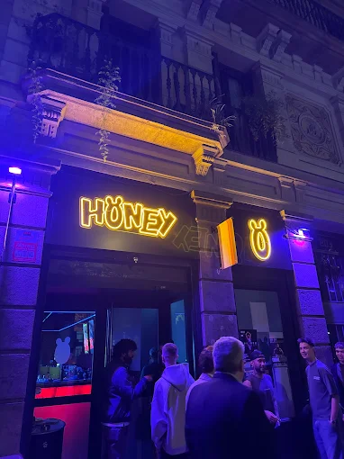 HÖNEY Furry Bar — local bear-friendly en Barcelona